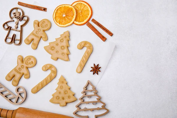 クリスマスの御馳走 薄いテーブルの上にクッキーカッターと生地とフラットレイアウト組成物 テキストのためのスペース — ストック写真
