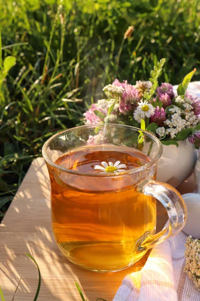 Bir Fincan Aromatik Bitkisel Çay Seramik Havan Çayırdaki Tahta Üzerinde — Stok fotoğraf