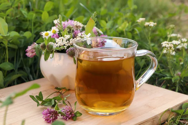 Filiżanka Aromatycznej Herbaty Ziołowej Zaprawy Ceramicznej Różnymi Dzikimi Kwiatami Drewnianej — Zdjęcie stockowe