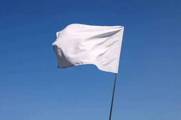 Белый Флаг Развевающийся Над Синим Небом Солнечный День — стоковое фото