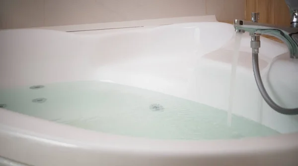 Wasser Läuft Den Whirlpool Badezimmer Nahaufnahme — Stockfoto