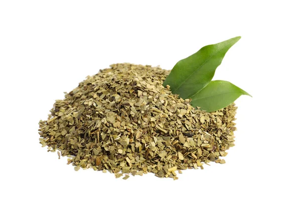 Haufen Aromatischer Mate Tee Und Frische Blätter Auf Weißem Hintergrund — Stockfoto