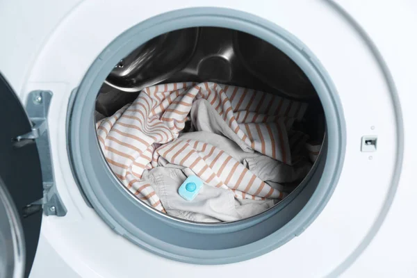 Çamaşır Makinesindeki Giysi Üzerine Yumuşatıcı Tableti — Stok fotoğraf