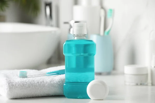 Mundwasser Zahnbürste Handtuch Und Zahnseide Auf Weißer Arbeitsplatte Badezimmer — Stockfoto