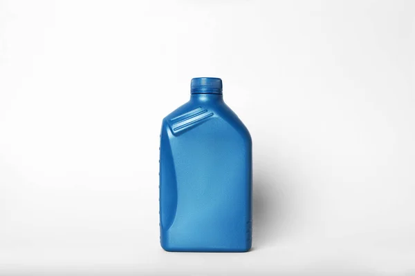 浅色底色蓝色罐体中的机油 — 图库照片