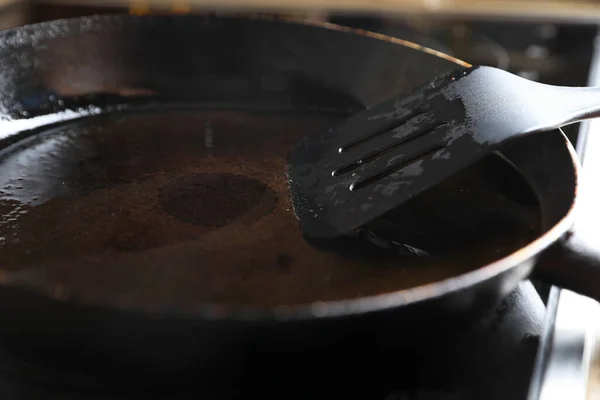 Сковородка Лопаткой Использованное Масло Приготовления Пищи Плите Крупным Планом — стоковое фото
