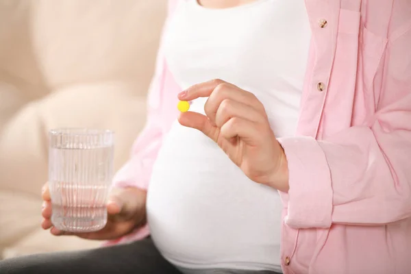 Kobieta Ciąży Trzymająca Tabletkę Szklankę Wodą Nieostrym Tle Zbliżenie — Zdjęcie stockowe