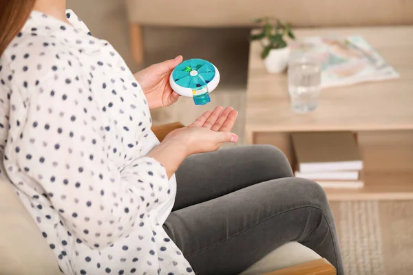 Mujer Embarazada Que Toma Píldora Del Envase Casa Primer Plano —  Fotos de Stock