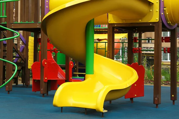 Bunte Rutsche Auf Außenspielplatz Für Kinder Wohngebiet — Stockfoto