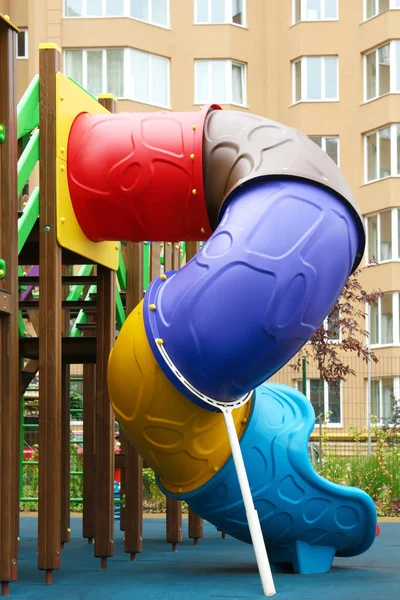 Corrediça Colorida Campo Jogos Livre Para Crianças Área Residencial — Fotografia de Stock