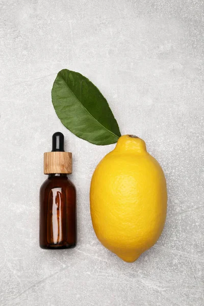 Botella Aceite Esencial Con Limón Hoja Sobre Mesa Gris Plano — Foto de Stock