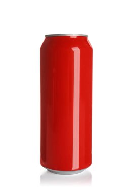 Beyaz üzerine izole edilmiş kırmızı alüminyum kutu.