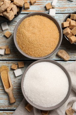 Kırsal tablonun üzerinde farklı tipte şeker içeren düz bir bileşim.