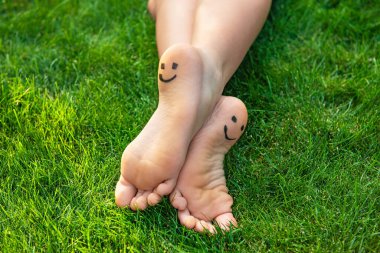 Topuklulara çizilmiş gülen yüzlü genç kız, yakın plan.