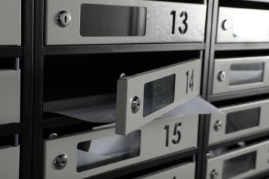 Anahtar delikleri, numaraları ve makbuzları olan yeni posta kutuları, yakın plan