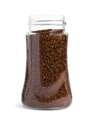Beyaz üzerine izole edilmiş cam bir kavanoz hazır kahve.