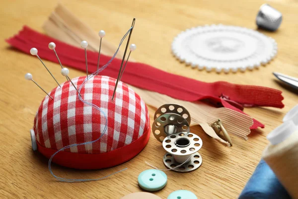 木製のテーブルの上のピンクと縫製ツール クローズアップ — ストック写真