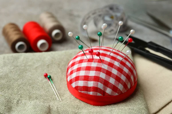 ピンクシオン テーブルの上の糸とミシン道具のスプール クローズアップ — ストック写真