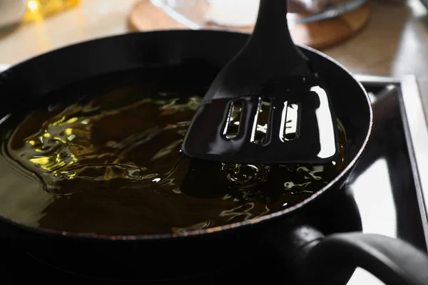 Menggoreng Panci Dengan Minyak Goreng Bekas Dan Spatula Atas Kompor — Stok Foto