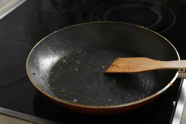 Сковородка Лопаткой Использованное Масло Приготовления Пищи Плите — стоковое фото
