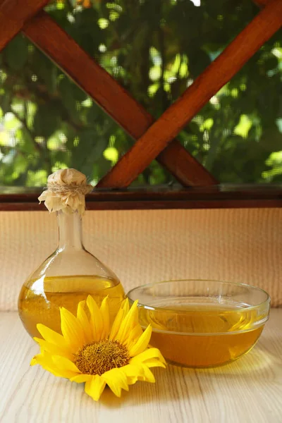 Biologisches Sonnenblumenöl Und Blume Auf Weißem Holztisch — Stockfoto
