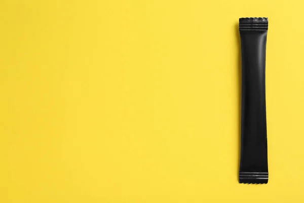 Sarı Arka Planda Siyah Şeker Üst Manzara Metin Için Boşluk — Stok fotoğraf