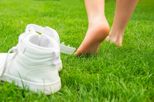 Γυναίκα Αφήνοντας Παπούτσια Της Και Περπατώντας Ξυπόλητη Στο Πράσινο Γρασίδι — Φωτογραφία Αρχείου