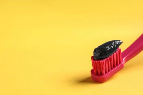 Escova Com Pasta Dentes Carvão Fundo Amarelo Espaço Para Texto — Fotografia de Stock