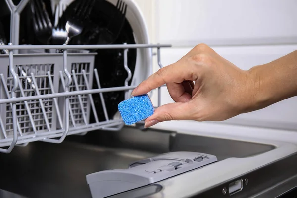 Kvinna Att Sätta Tvättmedel Tablett Öppen Diskmaskin Köket Närbild — Stockfoto