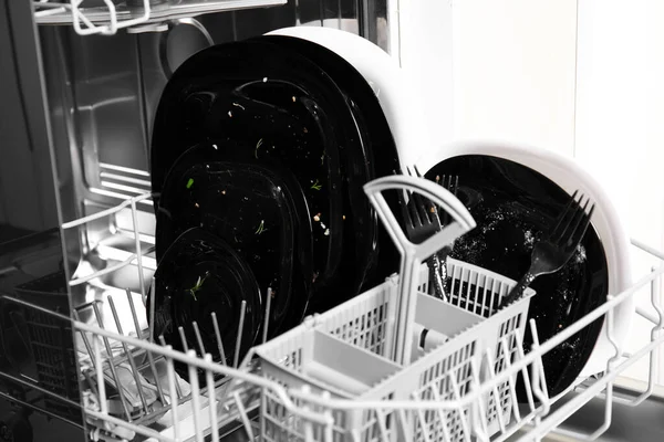 Відкрита Посудомийна Машина Брудним Посудом Кухні Крупним Планом — стокове фото
