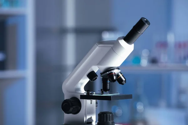 Σύγχρονο Ιατρικό Μικροσκόπιο Γυάλινη Διαφάνεια Θολή Φόντο — Φωτογραφία Αρχείου