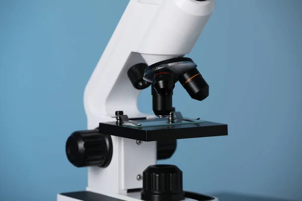 Modernt Mikroskop Blå Bakgrund Närbild Medicinsk Utrustning — Stockfoto