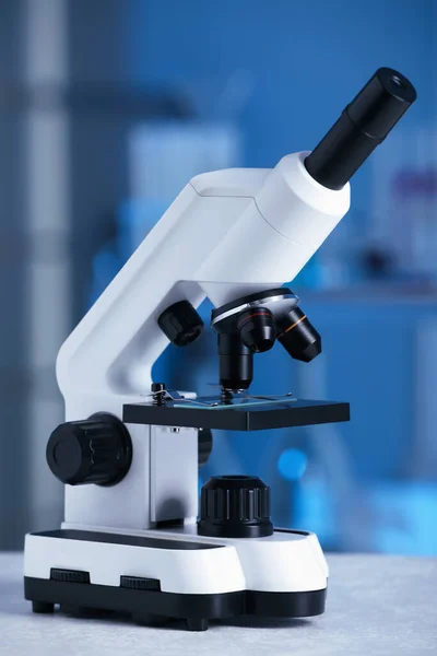 Σύγχρονο Ιατρικό Μικροσκόπιο Γκρι Τραπέζι Στο Εργαστήριο — Φωτογραφία Αρχείου