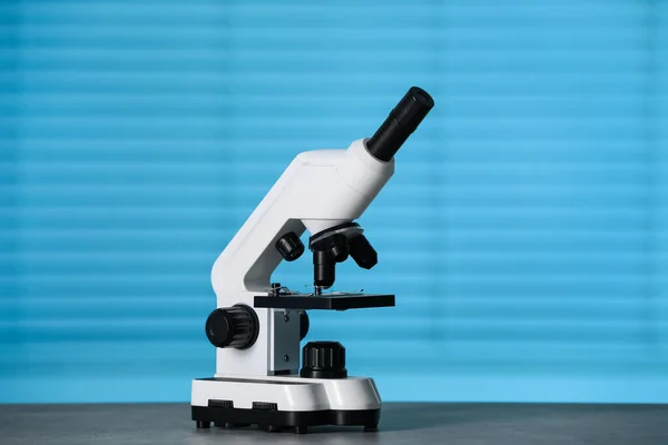 Kapalı Alandaki Gri Masada Modern Tıbbi Mikroskop — Stok fotoğraf