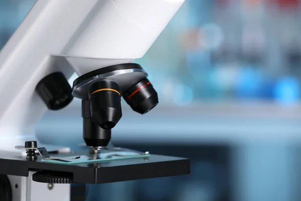 Moderne Medische Microscoop Tegen Vage Achtergrond Close Ruimte Voor Tekst — Stockfoto