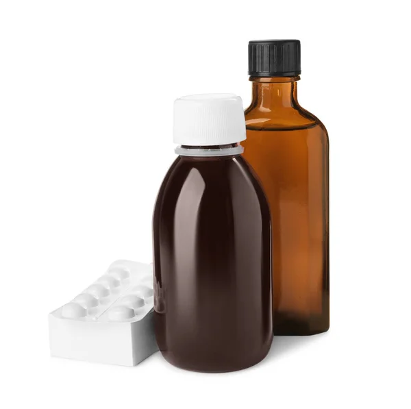 Flaskor Sirap Med Piller Vit Bakgrund Hosta Och Kall Medicin — Stockfoto