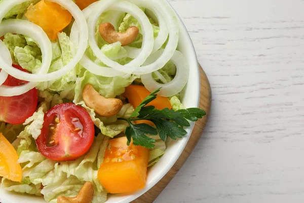 Schüssel Mit Köstlichem Salat Mit Chinakohl Tomaten Zwiebeln Und Petersilie — Stockfoto