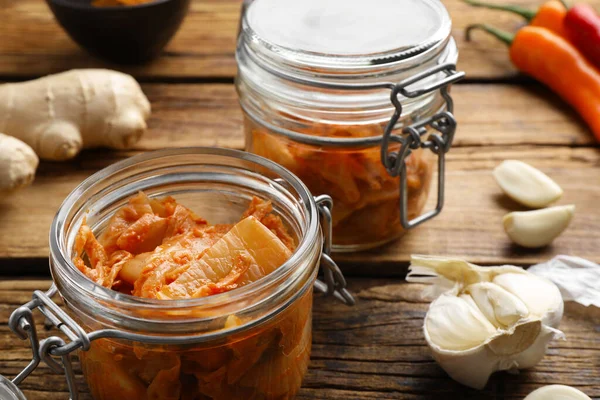 Läcker Kimchi Med Kinesisk Kål Och Ingredienser Träbord Närbild — Stockfoto