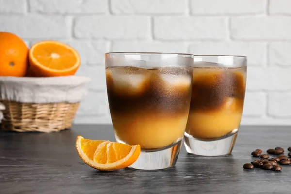 Smaczny Orzeźwiający Napój Kawą Sokiem Pomarańczowym Szarym Marmurowym Stole — Zdjęcie stockowe