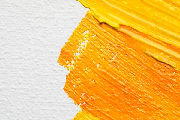 Piękne Pociągnięcia Żółtych Pomarańczowych Farb Olejnych Białym Płótnie Zbliżenie — Zdjęcie stockowe