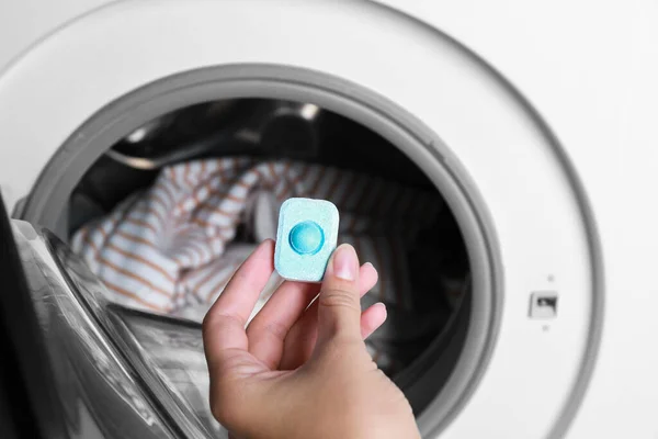 Wanita Menaruh Tablet Pelembut Air Dalam Mesin Cuci Closeup — Stok Foto