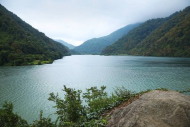 Dağlardaki güzel nehrin resimli manzarası