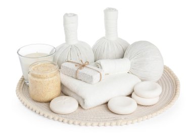 Beyaz üzerine izole edilmiş farklı vücut bakım ürünleriyle güzel bir spa kompozisyonu