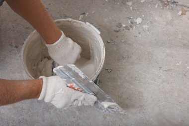İşçi duvarını macun bıçağıyla sıva, kapalı.