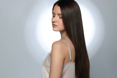 Stüdyoda poz veren sağlıklı, genç ve güzel bir kadın.