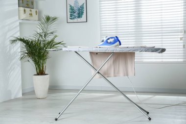 Kapalı alanda modern demir ve temiz kıyafetler.