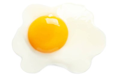 Lezzetli kızarmış tavuk yumurtası, beyazda izole, üst manzara.
