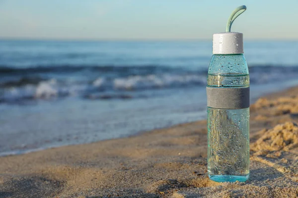 Μπουκαλάκι Γυάλινο Νερό Υγρή Άμμο Κοντά Στη Θάλασσα Χώρος Για — Φωτογραφία Αρχείου