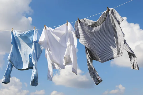 Czyste Ubrania Wiszące Praniu Linii Przed Niebem Suszenie Prania — Zdjęcie stockowe
