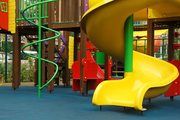 住宅街の子供たちのための屋外遊び場でのカラフルなスライド — ストック写真